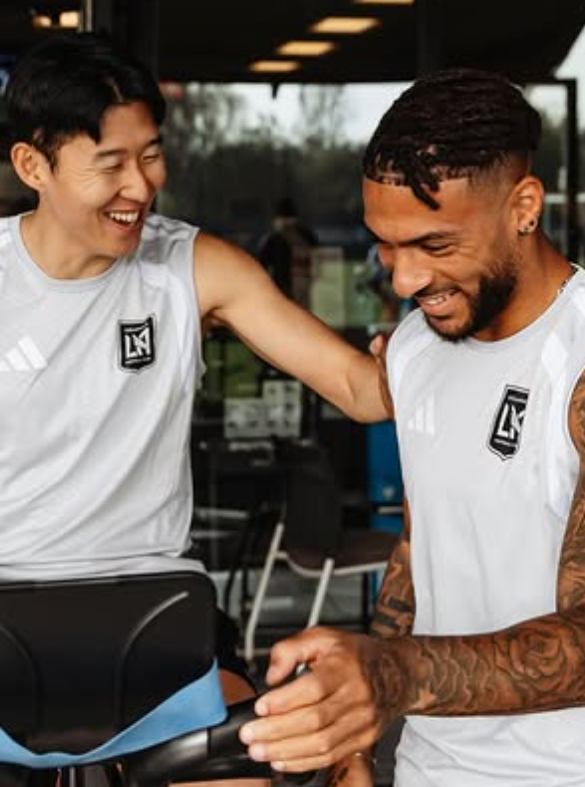 '흥부 듀오' 이렇게 자연스러운 스킨쉽이라니...손흥민-부앙가 막는건 완전 다른 차원의 문제