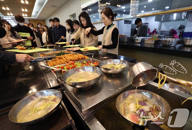한 시청 구내식당에서 2026년 병오년(丙午年) 새해를 맞아 떡국을 나눠주고 있다. /뉴스1 ⓒ News1 김영운 기자