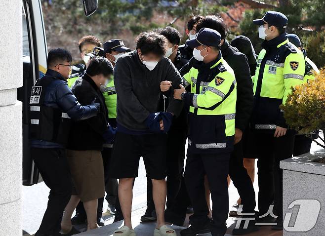 캄보디아에서 대규모 스캠 범죄를 저질러 강제 송환된 한국인 피의자들이 지난 25일 오후 부산 연제구 부산지방법원에 구속 전 피의자 심문(영장실질심사)을 받기 위해 출석하고 있다. 2026.1.25/뉴스1 ⓒ News1 윤일지 기자