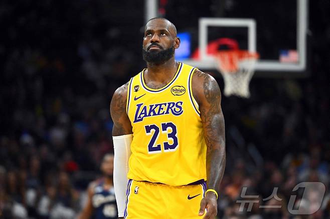 LA 레이커스의 르브론 제임스가 29일(한국시간) 열린 2025-26 NBA 정규리그 클리블랜드 캐벌리어스와 원정 경기에서 11점에 그쳐 팀의 대패를 막지 못했다. ⓒ AFP=뉴스1