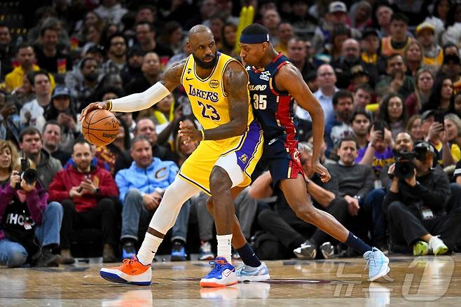 LA 레이커스의 르브론 제임스(왼쪽)가 29일(한국시간) 열린 2025-26 NBA 정규리그 클리블랜드 캐벌리어스와 원정 경기에서 11점에 그쳐 팀의 대패를 막지 못했다. ⓒ AFP=뉴스1