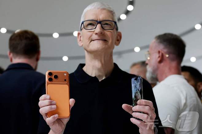 팀 쿡 애플 CEO가 10일(한국시간) 미국 캘리포니아주 쿠퍼티노 애플 파크 에서 아이폰17 시리즈를 공개하고 있다. 애플은 이날 행사에서 아이폰17 시리즈 4개 제품과 차세대 에어팟, 애플워치 등을 공개했다. 2025.9.10 ⓒ AFP=뉴스1