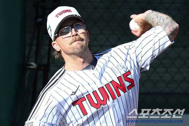 LG 새 아시아쿼터 투수 라크란 웰스가 첫 불펜 피칭을 하고 있다. 사진제공=LG 트윈스