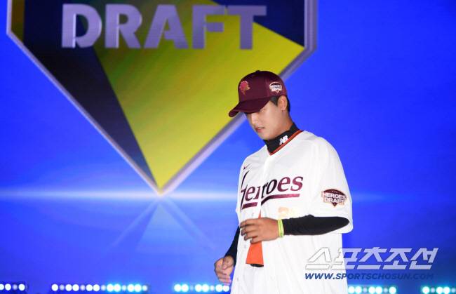 2026 KBO 신인 드래프트가 17일 서울 롯데호텔월드에서 열렸다. 키움에 1라운드 지명된 북일고 박준현이 무대에서 내려오고 있다. 잠실=박재만 기자 pjm@sportschosun.com/2025.09.17/