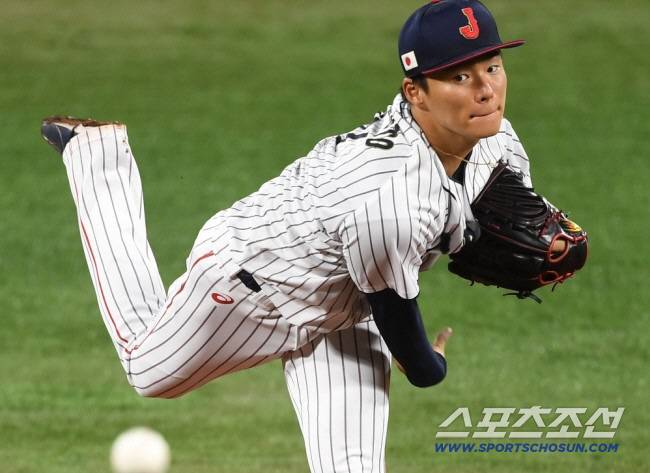 2020 도쿄올림픽 야구 준결승 대한민국과 일본의 경기가 4일 요코하마 베이스볼 경기장에서 열렸다. 일본 선발 야마모토 요시노부가 역투하고 있다. 요코하마=최문영 기자 deer@sportschosun.com /2021.08.04/