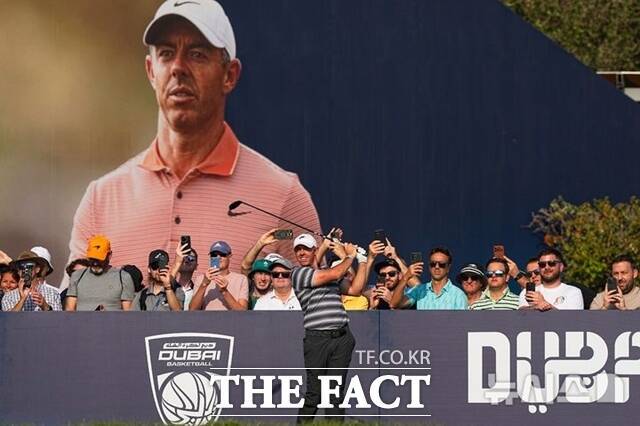 로리 맥길로이가 두바이 인터내셔널대회에서 자신의 커다란 사진 앞에서 티샷을 날리고 있다./AP.뉴시스