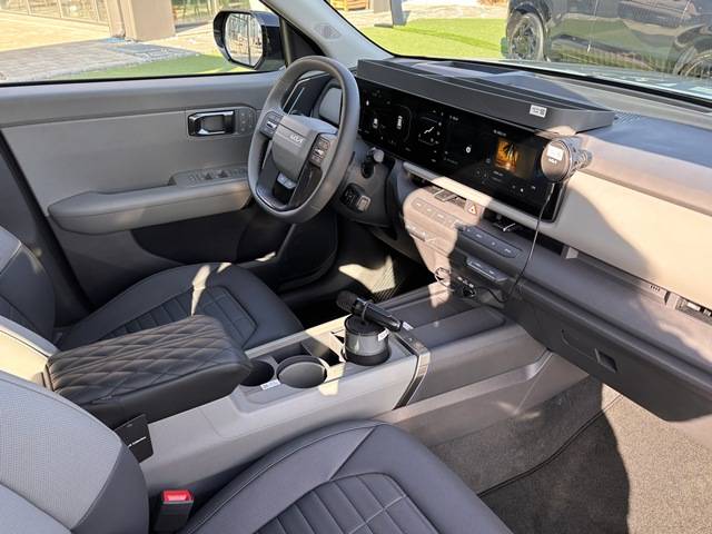 파노라믹 와이드 디스플레이와 컬럼식 전자식 변속 레버가 적용된 신형 셀토스 실내 모습. /황지향 기자