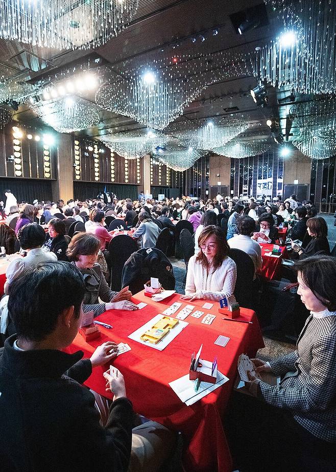 제8회 반얀트리 컵 참가자들이 진지하게 플레이하고 있다.