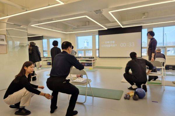 지난 16일 서울 송파구 올림픽공원 인근 비바랩스 시니어운동센터에서 수강생들이 요가 매트 위에 서서 각기 다른 운동을 하고 있다. 최호경 기자