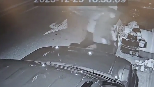 특수강도 혐의를 받는 30대 남성이 피해자를 강제로 끌고 가고 있다. 송파경찰서 제공