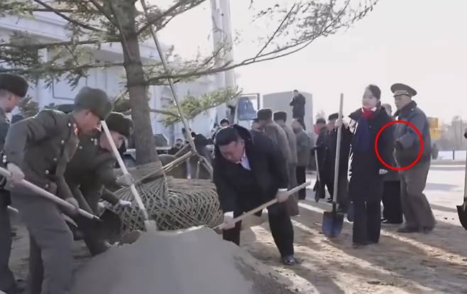 노광철 국방상이 다가가 김주애의 등을 두 차례 가볍게 두드리며 앞으로 나서라는 제스처를 취하고 있다. /유튜브 고영기 채널