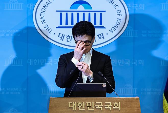 한동훈 국민의힘 전 대표가 지난 14일 서울 여의도 국회 소통관에서 윤리위의 제명 결정에 대한 입장을 밝히기 전 안경을 고쳐쓰는 모습. /뉴스1