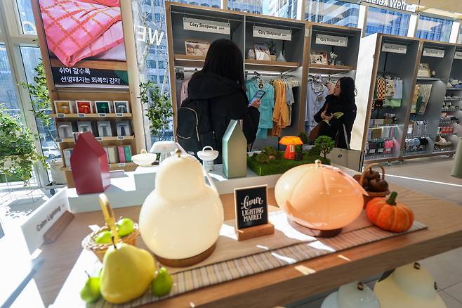 29일 서울 중구 광화문D타워 올리브베러 매장에 조명 상품 등이 진열돼 있다. /연합뉴스