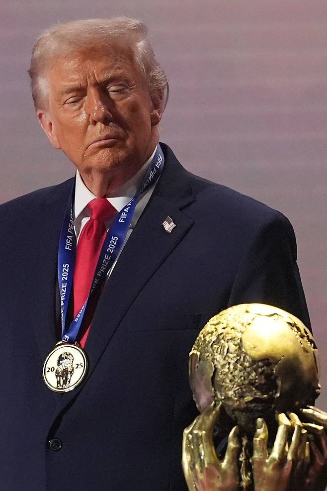도널드 트럼프 미국 대통령이 2026년 축구 월드컵 조 추첨 행사가 열린 작년 12월5일 워싱턴 케네디센터에서 FIFA 평화상을 받은 뒤 무대 위에 서 있다. / AP=연합