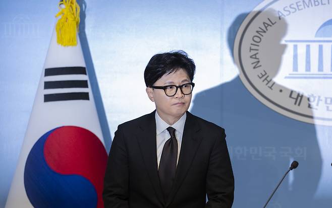 국민의힘에서 제명된 한동훈 전 대표가 29일 국회 소통관에서 기자회견을 마친 뒤 이동하고 있다. 연합뉴스