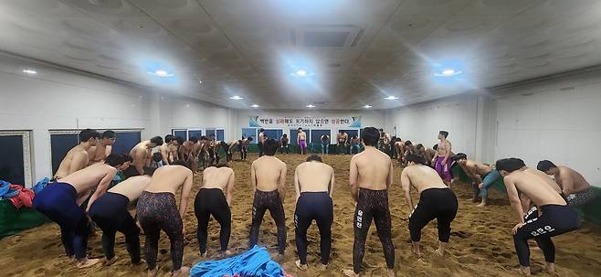 괴산군이 관광 비수기인 동절기 전지훈련팀이 잇달아 방문하며 지역경제에 활력을 불어넣고 있다. 씨름전지훈련 모습    사진=괴산군 제공