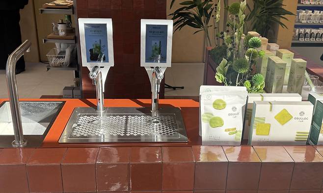 CJ 올리브영의 웰니스 큐레이팅 플랫폼 ‘올리브베러(OLIVE BETTER)’ 광화문점 2층에 마련된 시음 공간. 김혜린 동아닷컴 기자 sinnala8@donga.com