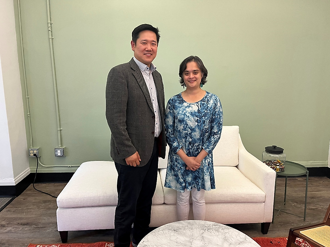 최중혁 팔로알토캐피탈 대표(왼쪽)와 유토리 공동창업자 데비 파리크. 최중혁 대표 제공