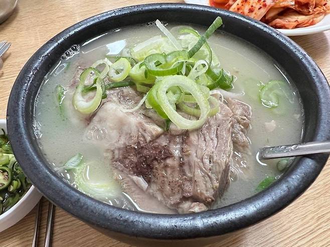 서울 중구 을지로 ‘이남장’ 본점의 설렁탕. 보통은 1만4000원, 특은 2만2000원이다. 
김도언 소설가 제공