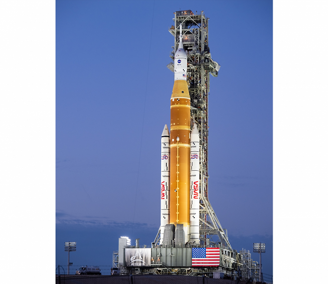 17일(현지시간) 미국 플로리다 NASA 케네디우주센터 발사대 39B에 우주발사시스템(SLS) 로켓과 오리온 우주선이 배치돼 있다. NASA/Keegan Barber 제공