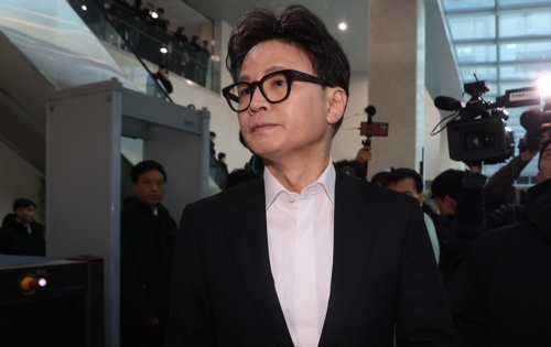한동훈 전 국민의힘 대표가 지난 14일 당 윤리위원회가 본인을 제명 결정한 것과 관련해 입장을 밝힌 뒤 회견장을 떠나고 있다. [사진공동취재단]