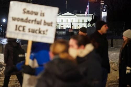 백악관 앞 ICE 항의 시위대들 모습. 로이터 연합뉴스