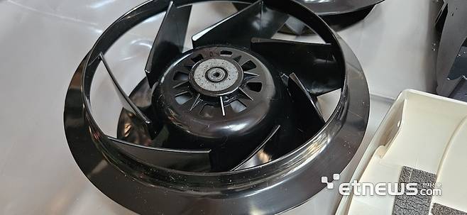 세척과 건조를 마친 에어컨 팬 (사진=배옥진)