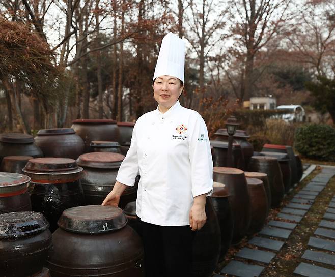 여성으로 한국 최초 5성급 호텔 한식당 총괄 셰프가 된 이금희 조리장. 그는 현재 메이필드호텔 한식당 봉래헌과 낙원의 총괄 셰프다. 그가 호텔 안에 있는 장독대에 서 있다. 그는 씨간장을 보존하고 해마다 장과 김치를 직접 담근다. 박미향 선임기자