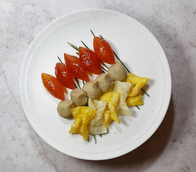 이금희 조리장이 만든 ‘봉래헌 다과반’(율란·매작과·금귤정과). 박미향 선임기자