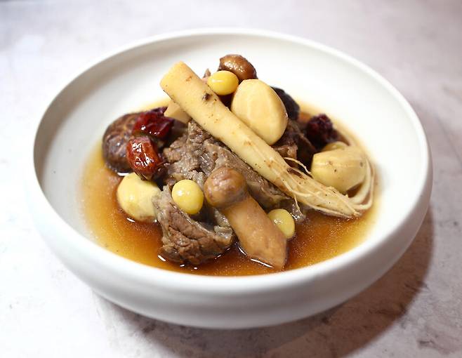 설음식으로 이금희 조리장이 마련한 ‘봉래헌 세찬’ 메뉴 중 하나인 밤갈비찜. 박미향 선임기자