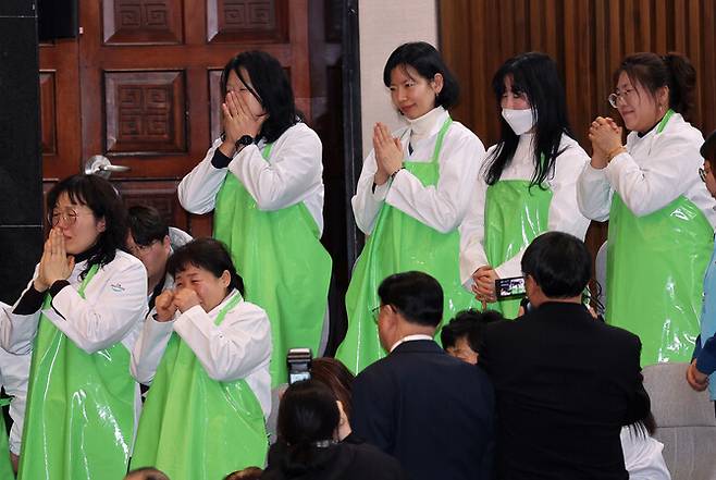 29일 국회에서 열린 본회의에서 학교급식법 일부개정법률안이 가결되자 방청 온 급식 노동자들이 환호하고 있다. 연합뉴스