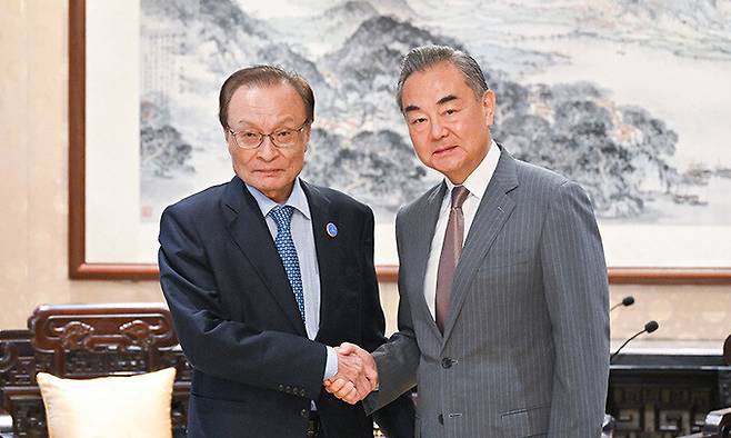 이해찬(왼쪽) 민주평통 수석부의장이 2024년 6월 베이징 인민대회당에서 열린 ‘제70주년 평화공존 5원칙 기념대회’에 참석차 중국을 방문해 왕이 외교부장(장관)과 회담 전 악수하고 있다. 신화 연합뉴스