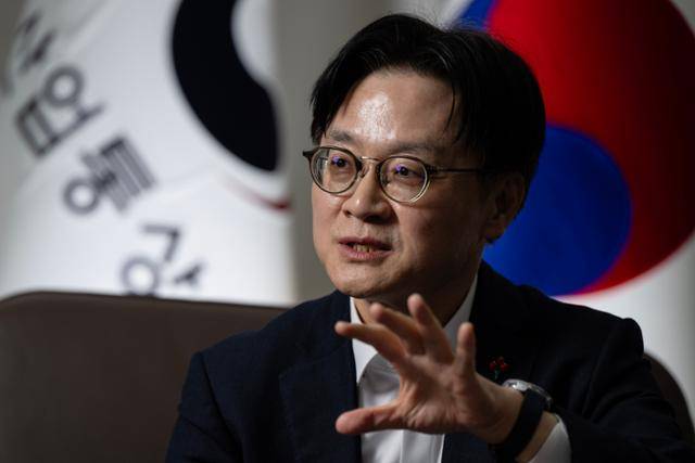 김정관 산업통상부 장관이 21일 정부서울청사에서 본보와 인터뷰하고 있다. 박시몬 기자