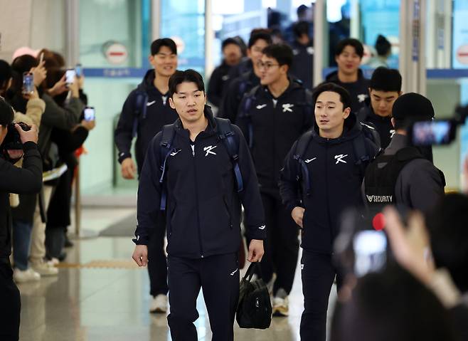 <yonhap photo-2248="">&nbsp;박해민(왼쪽), 신민재를 비롯한 한국 야구대표팀 선수들이 9일 인천국제공항 1터미널에서 월드베이스볼클래식(WBC) 1차 캠프지인 사이판으로 출국하고 있다. 2026.1.9 [연합뉴스]</yonhap>