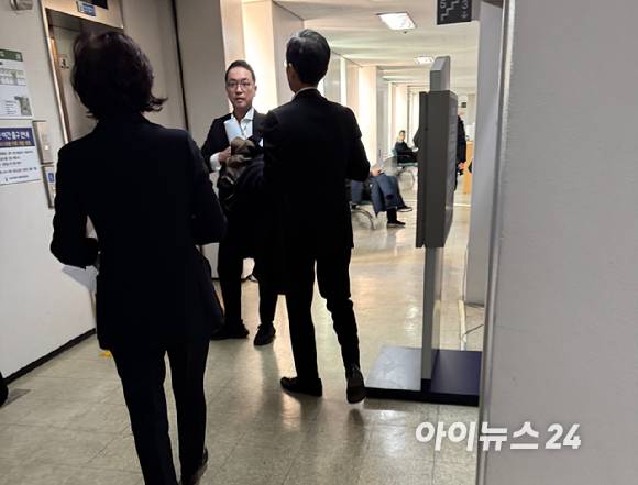 29일 서울중앙지방법원에 들어선 남양유업 이운경 전 고문(왼쪽)과 홍진석 전 경영혁신추진담당(상무)(가운데), 홍범석 전 외식사업본부장(상무보)에 대해 모두 유죄를 선고했다. [사진=송대성 기자]