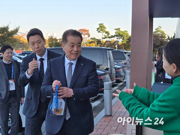 장인화 포스코홀딩스 회장이 지난 10월 29일 APEC 정상회의 CEO 서밋 개회식 참석을 위해 경주예술의전당에 들어서고 있다. [사진=최란 기자 ]