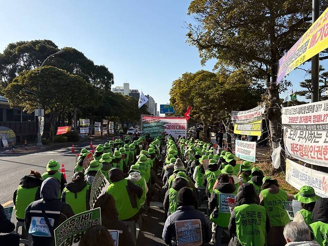 제주도교육청 인근 도로에서 명절휴가비 지급 방식 개선을 요구하며 집단행동에 나선 교육공무직 노동자들.