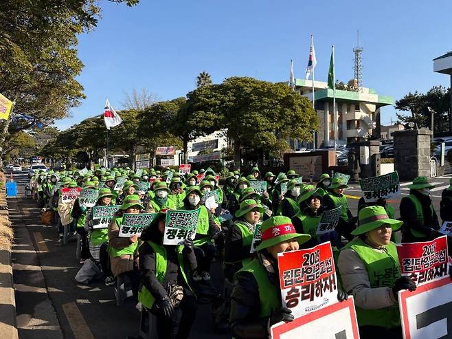 제주도교육청 앞 도로에서 열린 집단행동에서 교육공무직 노동자들이 요구사항을 외치고 있다.