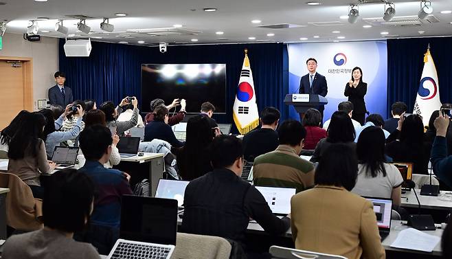 지난 15일 류제명 과학기술정보통신부 2차관이 서울 종로구 정부서울청사에서 독자 AI 파운데이션 모델 프로젝트 1차 단계 평가 결과를 브리핑하고 있다. 뉴스1