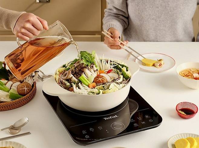 테팔은 2100W 고출력과 자동 요리 모드를 갖춘 인덕션 레인지 ‘뉴비테스’를 출시했다. 사진 테팔