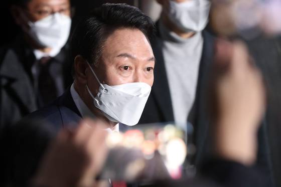 2022는 3월 10일 새벽 20대 대선 개표 결과 당선이 확정된 윤석열 당시 국민의힘 대선 후보가 당사로 향하기 위해 자택을 나서면서 지지자들과 인사하고 있다. 우상조기자