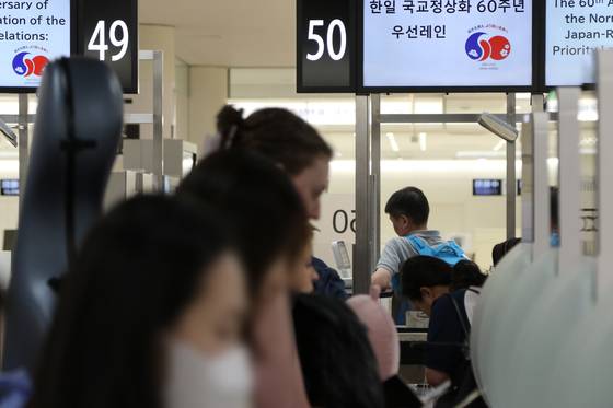 한국과 일본 정부가 국교정상화 60주년을 맞아 지난해 6월 한 달간 상대 국민 전용 입국 심사대를 운영하기로 한 가운데 제도 첫날인 같은달 1일 도쿄 하네다공항에서 한국 관광객이 한국인 우선 레인을 통해 입국 절차를 밟고 있다. 연합뉴스