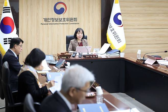 송경희 개인정보보호위원장이 28일 서울 종로구 정부서울청사에서 열린 제2회 개인정보보호위원회 전체회의에서 모두발언을 하고 있다. 뉴시스