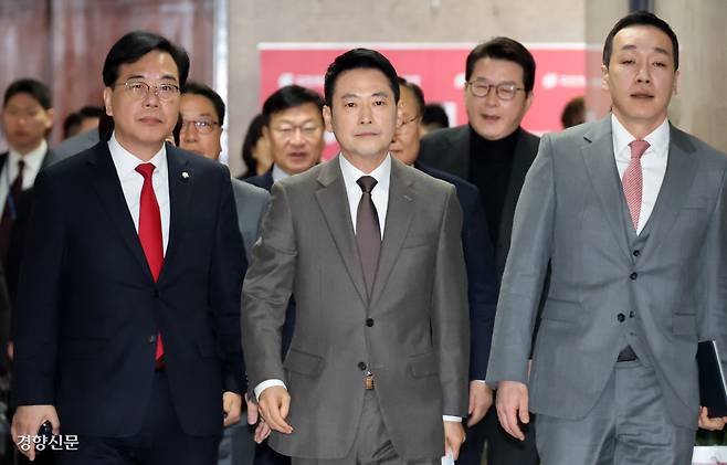 강경 장동혁 대표(가운데)와 송언석 원내대표를 비롯한 국민의힘 지도부가 29일 국회에서 열린 최고위원회의에 입장하고 있다. 박민규 선임기자