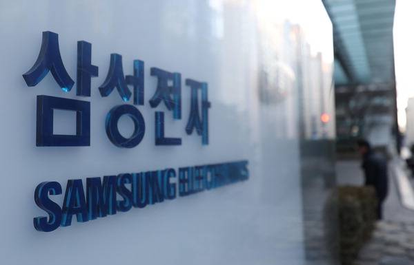 삼성전자는 연결 기준 작년 한 해 영업이익이 43조6천11억원으로 전년보다 33.2% 증가한 것으로 잠정 집계됐다고 29일 공시했다. 매출은 333조6천59억원으로 전년 대비 10.9% 증가했다. 순이익은 45조2천68억원으로 31.2% 늘었다. 사진은 이날 서울 서초구 삼성전자 서초사옥의 모습. 연합뉴스