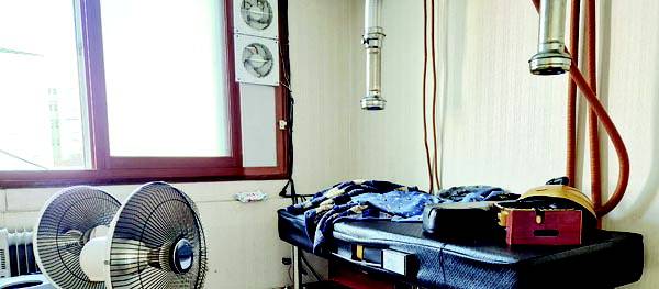 오태원 부산 북구청장이 6개월 전부터 구청사 내에 약 15㎡ 규모로 쑥뜸 시술방을 꾸렸다. 사진은 29일 쑥뜸 시술방에 놓인 침대, 쑥뜸, 환기시설 등의 모습.  임동우 기자