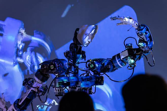 "Ghost Theatre X Robot K-456: The Circuit Turned Back On," a 50-minute multimedia piece by artist Kwon Byung-jun featuring acrobatic robots [KWON KEUN-YOUNG]