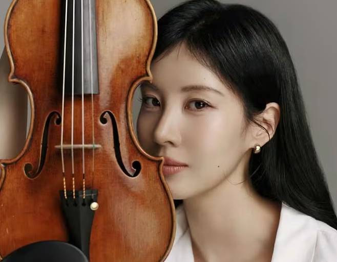 Seohyun of Girl's Generation poses with a violin [KKUM ENT]