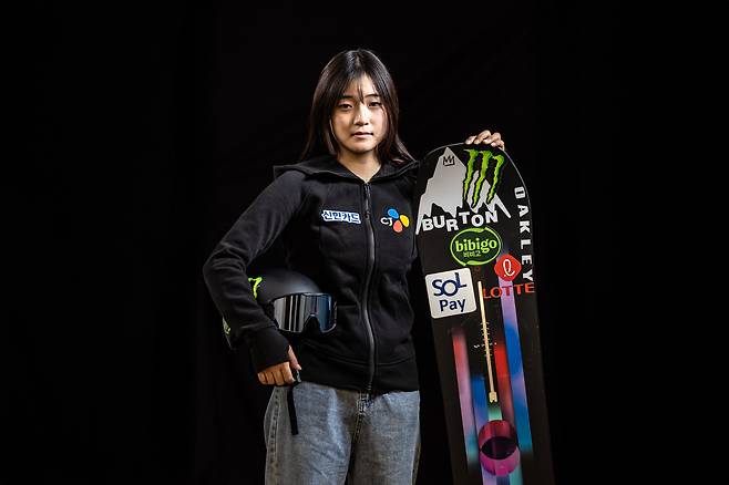 Snowboarder Choi Ga-on poses during an interview with the JoongAng Ilbo on April 3, 2025. [KIM HYUN-DONG]