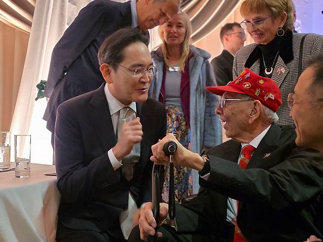Chairman Lee Jae-yong, left, meets and talks with a Korean War veteran at the gala dinner held on Jan. 28 at the Smithsonian Arts and Industries Building in Washington. [SAMSUNG ELECTRONICS]
